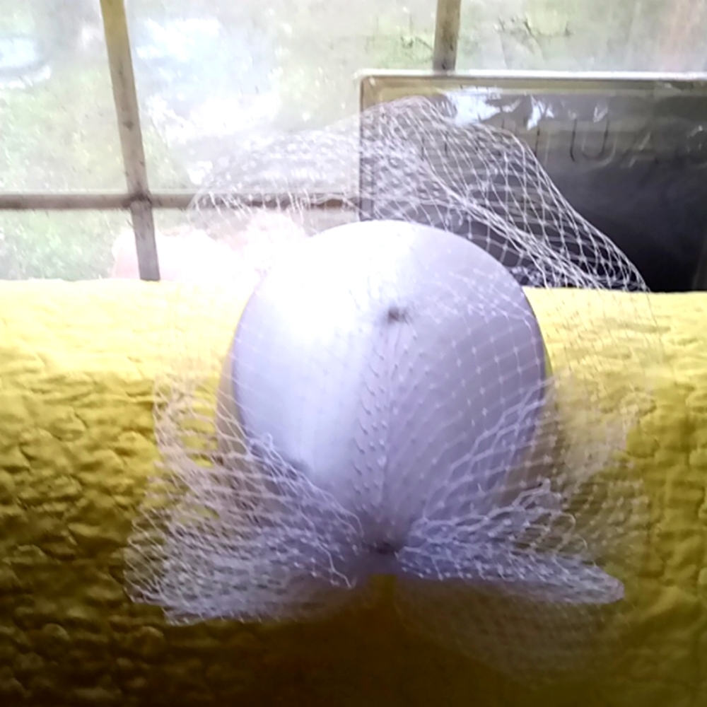 White Sunday hat with beeds shape of butterfly